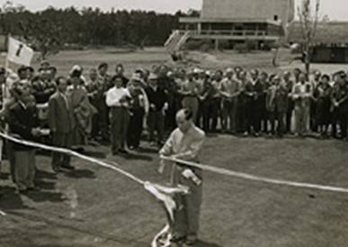 1961年4月16日稲山嘉實元経団連会長(当時八幡製鉄所社長)によるテープカット|ヒストリー|紫カントリークラブ すみれコース